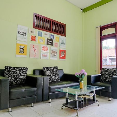 Oyo Life 2508 Alba Suites Homestay Syariah Tulungagung Exteriör bild