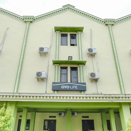 Oyo Life 2508 Alba Suites Homestay Syariah Tulungagung Exteriör bild