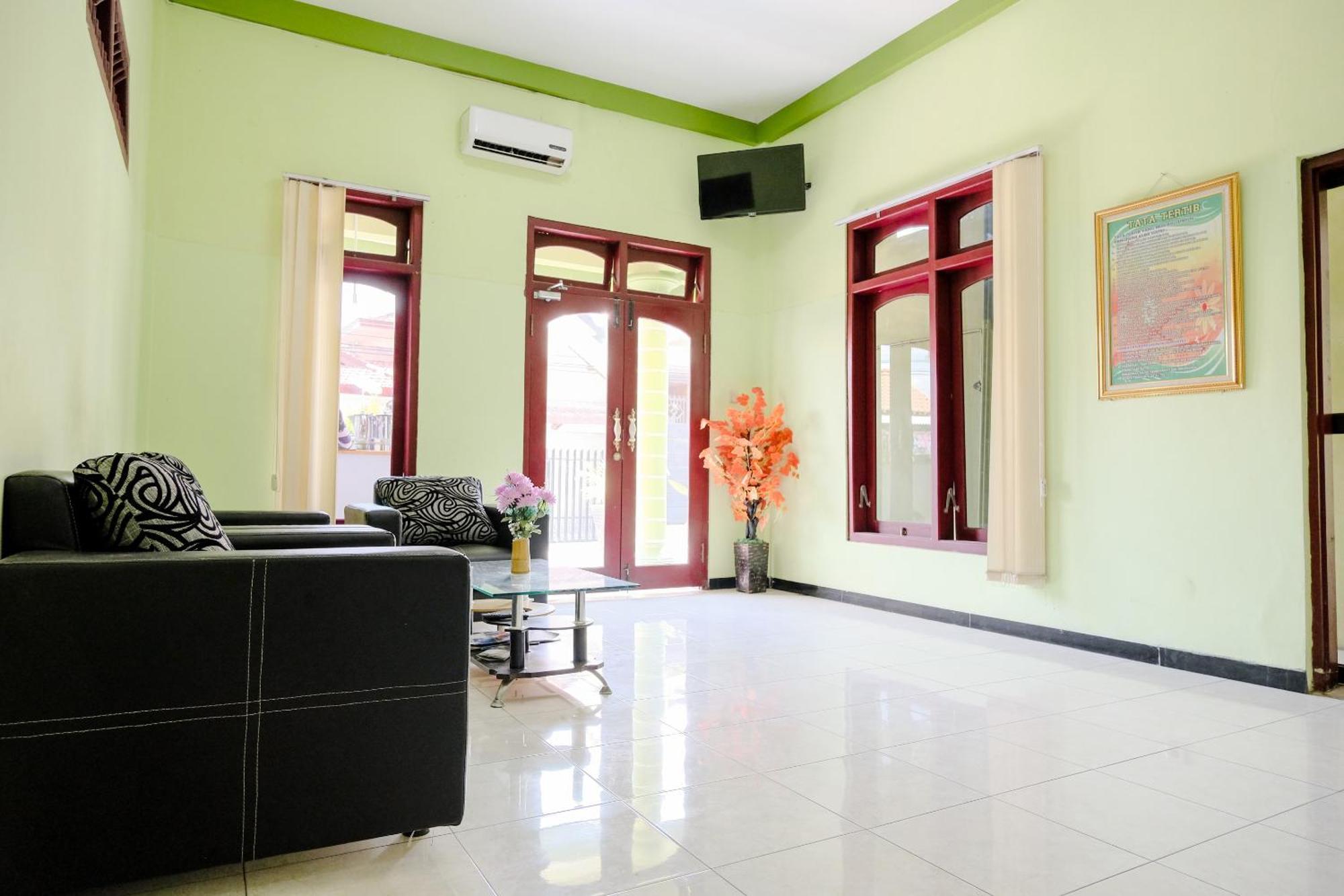 Oyo Life 2508 Alba Suites Homestay Syariah Tulungagung Exteriör bild