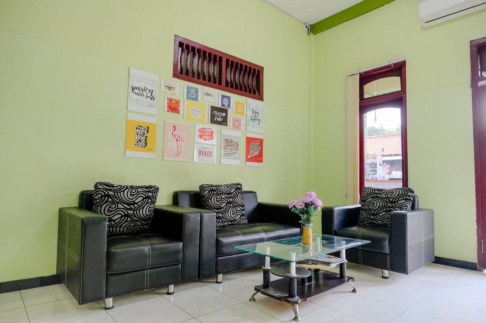 Oyo Life 2508 Alba Suites Homestay Syariah Tulungagung Exteriör bild
