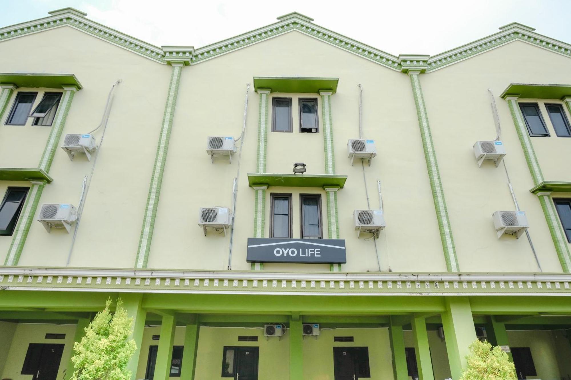 Oyo Life 2508 Alba Suites Homestay Syariah Tulungagung Exteriör bild