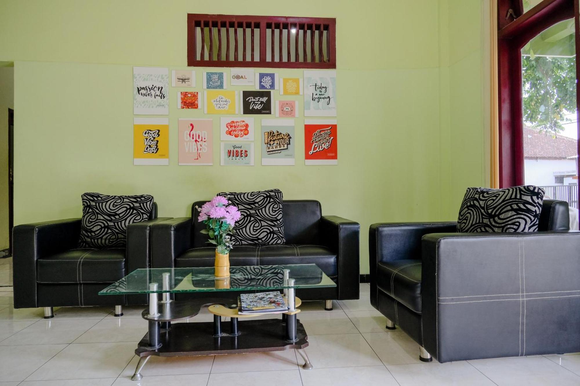 Oyo Life 2508 Alba Suites Homestay Syariah Tulungagung Exteriör bild